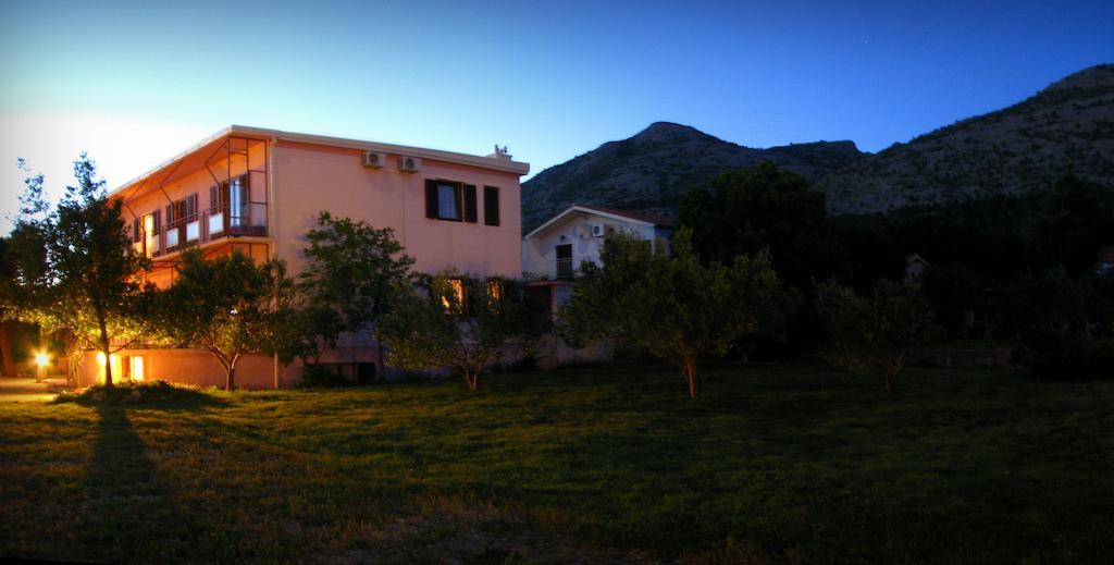 Apartments And Rooms Mare-Monti Starigrad Paklenica Extérieur photo