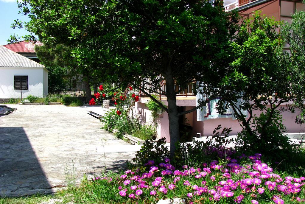 Apartments And Rooms Mare-Monti Starigrad Paklenica Extérieur photo
