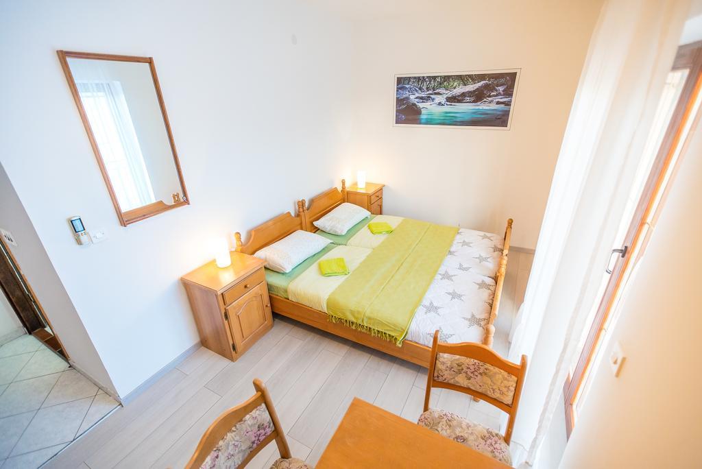 Apartments And Rooms Mare-Monti Starigrad Paklenica Extérieur photo