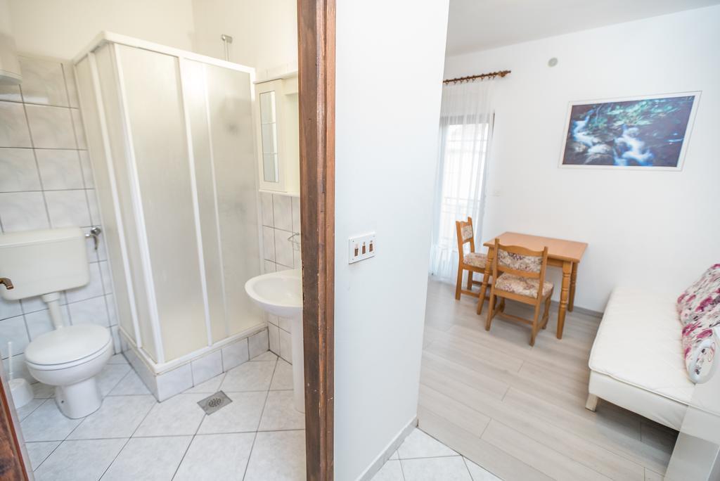 Apartments And Rooms Mare-Monti Starigrad Paklenica Extérieur photo