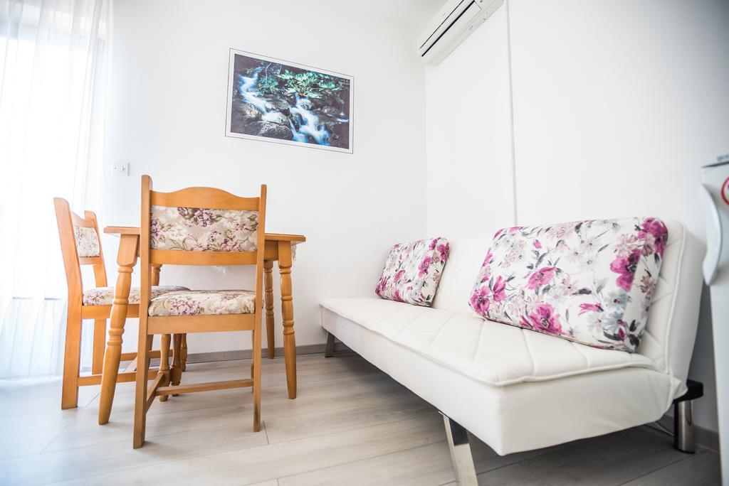 Apartments And Rooms Mare-Monti Starigrad Paklenica Extérieur photo