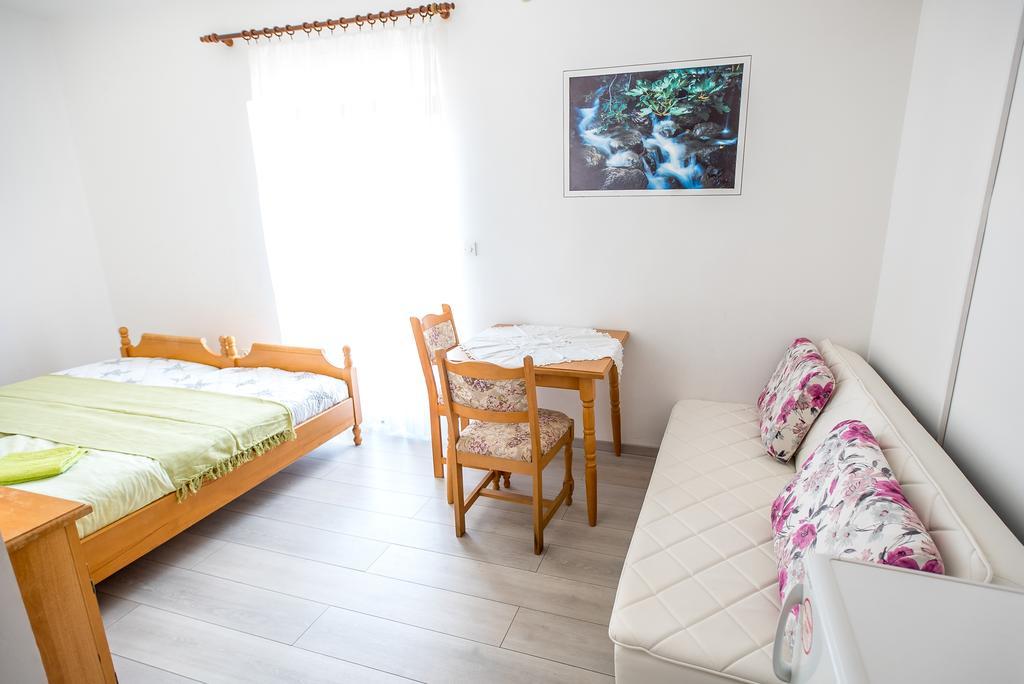 Apartments And Rooms Mare-Monti Starigrad Paklenica Extérieur photo