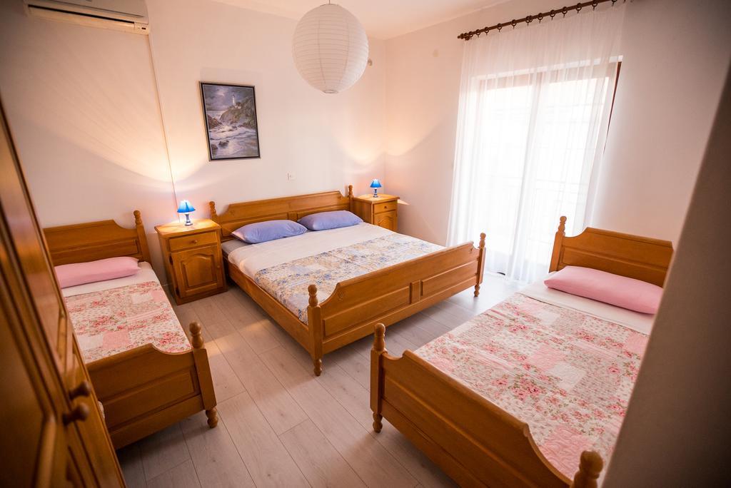 Apartments And Rooms Mare-Monti Starigrad Paklenica Extérieur photo