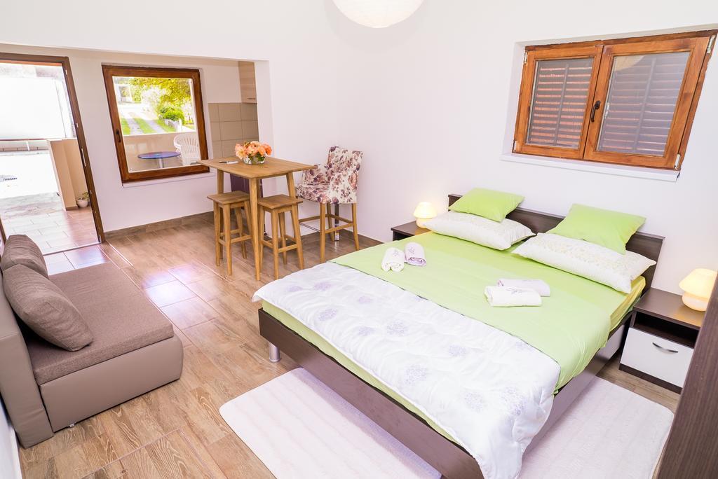 Apartments And Rooms Mare-Monti Starigrad Paklenica Extérieur photo