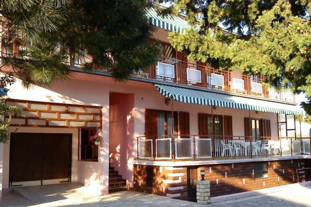 Apartments And Rooms Mare-Monti Starigrad Paklenica Extérieur photo